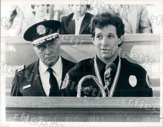 1986 Actors Steve Guttenberg & George Gaynes in Film Press Photo ady109 - Historic Images