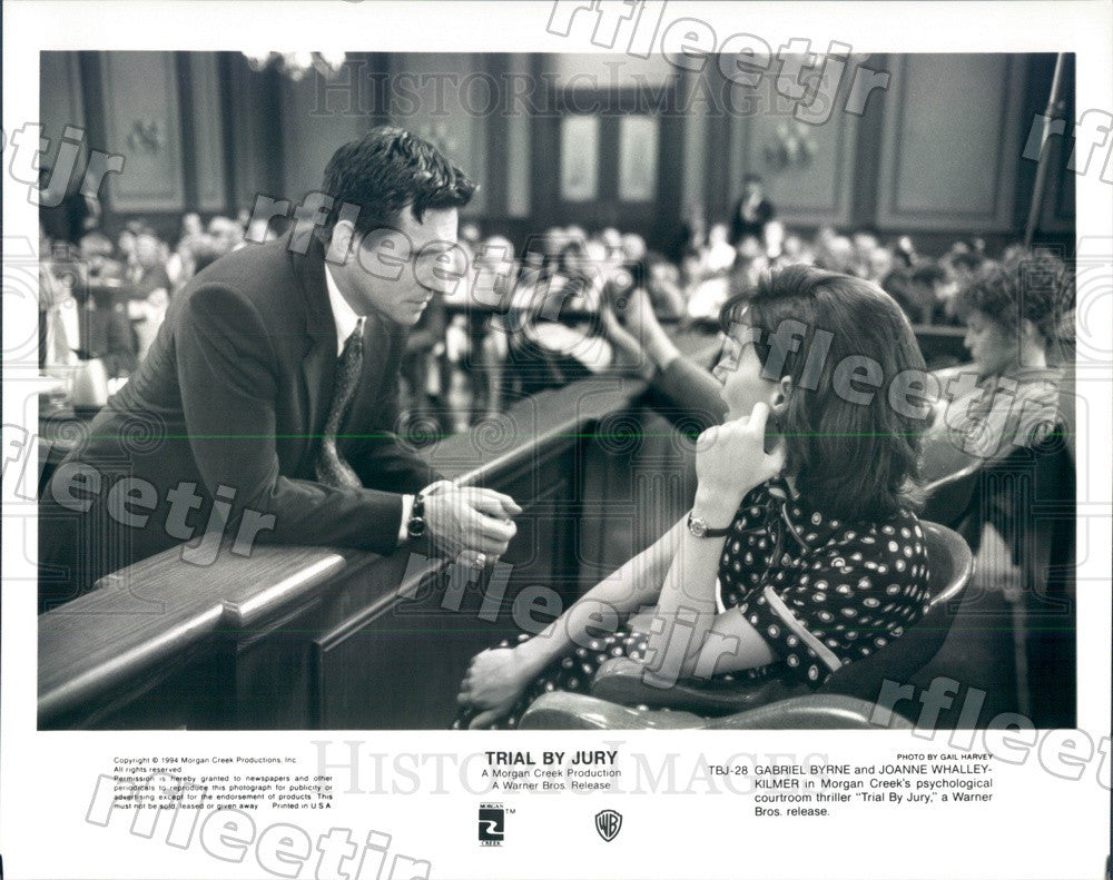 1994 Actors Gabriel Byrne &amp; Joanne Whalley in Trial by Jury Press Photo ady239 - Historic Images