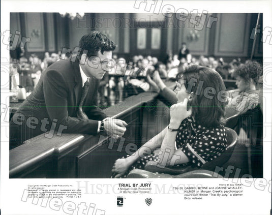 1994 Actors Gabriel Byrne & Joanne Whalley in Trial by Jury Press Photo ady239 - Historic Images