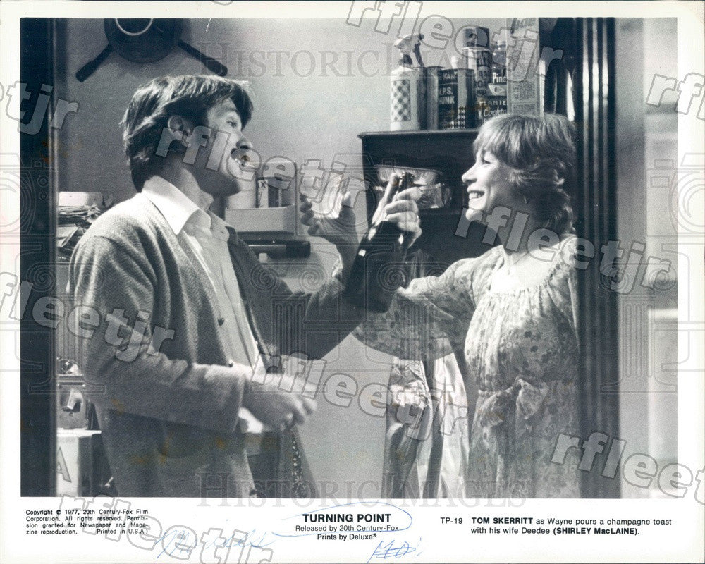 1977 Emmy Winning Actors Shirley Maclaine &amp; Tom Skerritt Press Photo ady439 - Historic Images