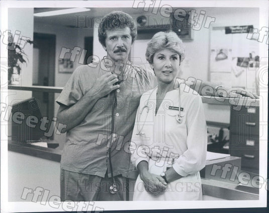 1981 Actors Robert Reed & Michael Learned on TV Show Nurse Press Photo ady879 - Historic Images