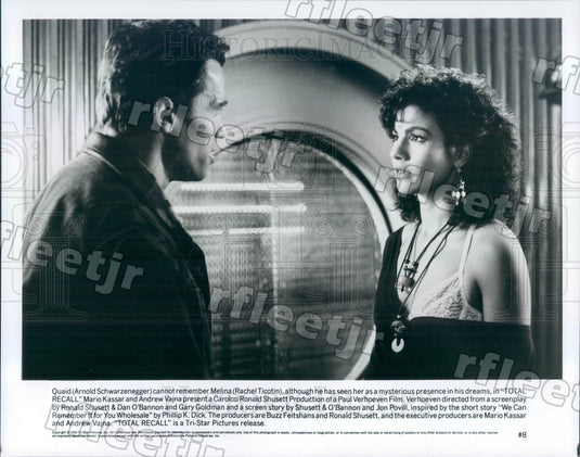 1990 Actors Arnold Schwarzenegger & Rachel Ticotin in Film Press Photo adz23 - Historic Images