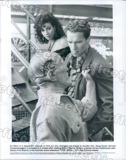 1990 Actors Arnold Schwarzenegger & Rachel Ticotin in Film Press Photo adz25 - Historic Images