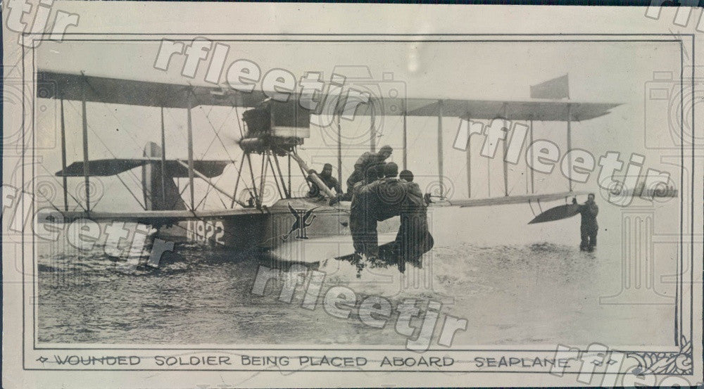 1919 Wounded US Soldier Being Placed In Seaplane Ambulance Press Photo adz3 - Historic Images