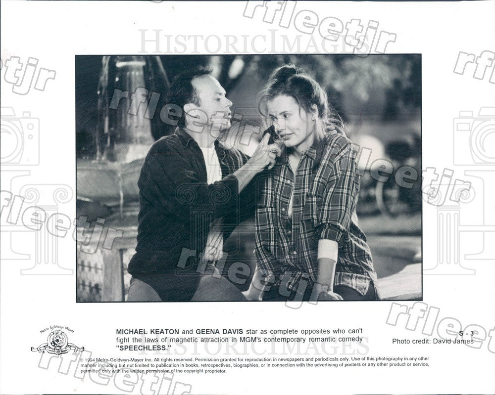 1994 Actors Michael Keaton &amp; Oscar Winner Geena Davis Press Photo adz565 - Historic Images