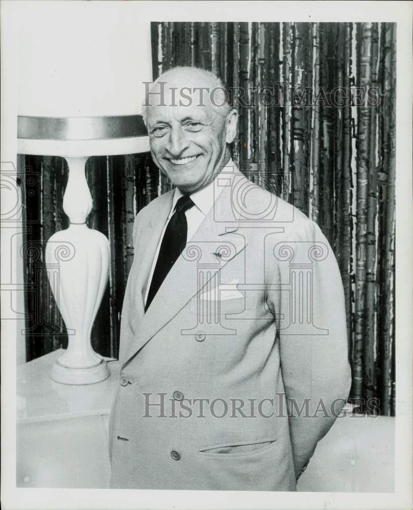 1968 Press Photo Count Robert Jean De Vogue standing by a lamp smiling- Historic Images