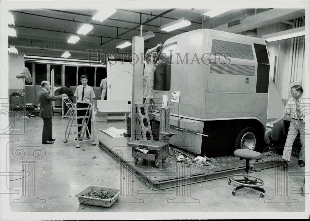 1971 Press Photo Ford Motor Company Executives with Rapid Transit Bus- Historic Images