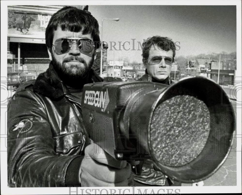 Press Photo Patrolmen Mario Rampino and John Scott with radar gun in Dorchester- Historic Images