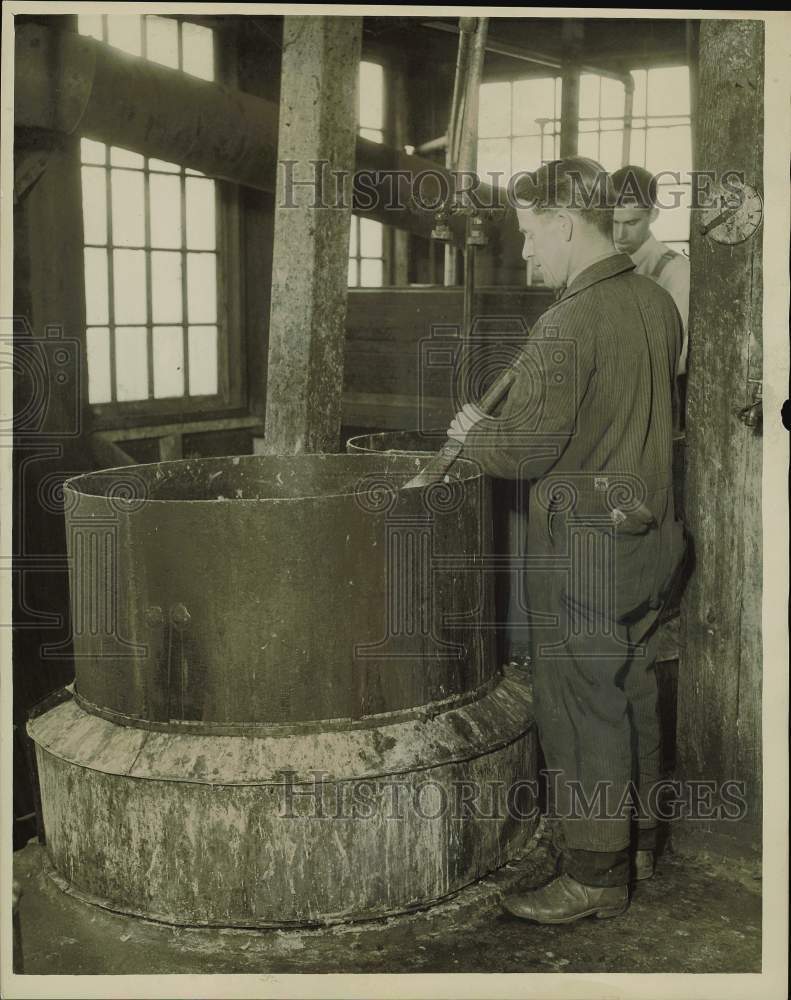 Press Photo Verax Chemical Company Workers Stir Vat of Liquid Soap, Seattle- Historic Images