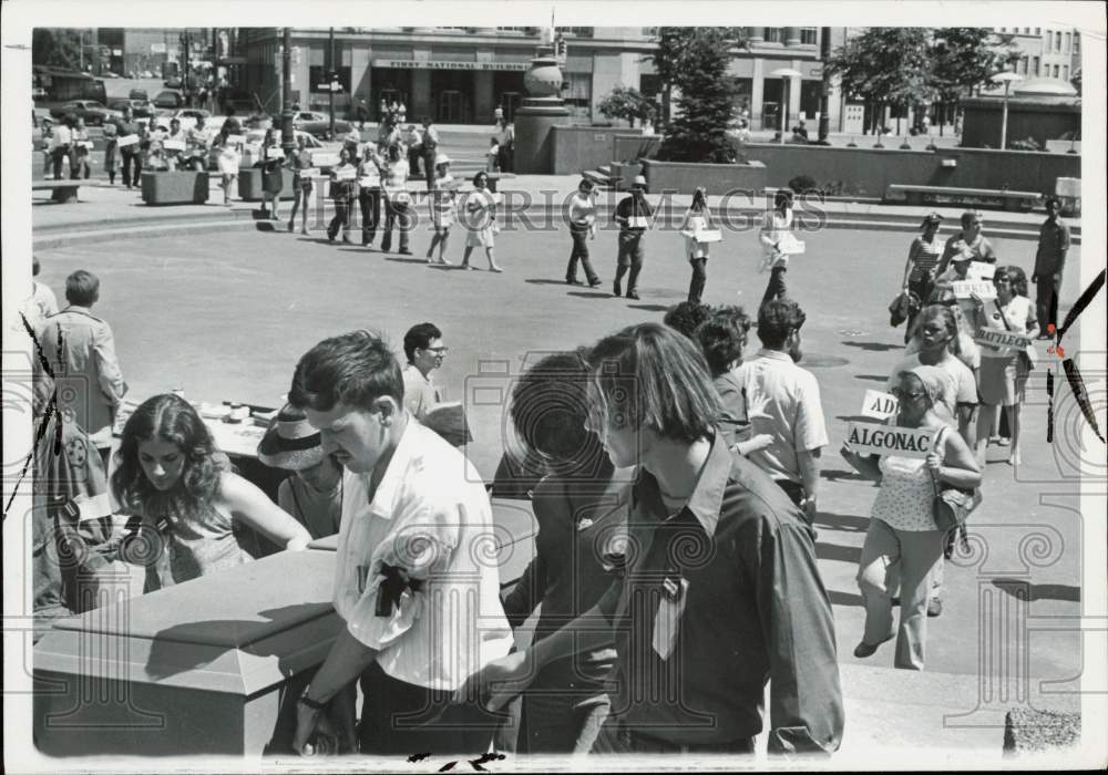 1971 Press Photo Anti-Vietnam War Peace March, Detroit, Michigan - afa18126- Historic Images