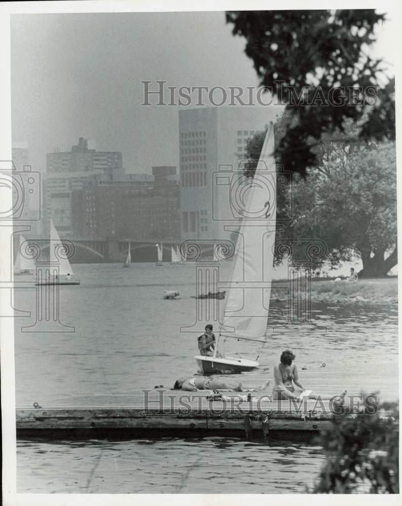 1978 Press Photo Boaters, Sunbathers at Charles River in Boston, Massachusetts- Historic Images