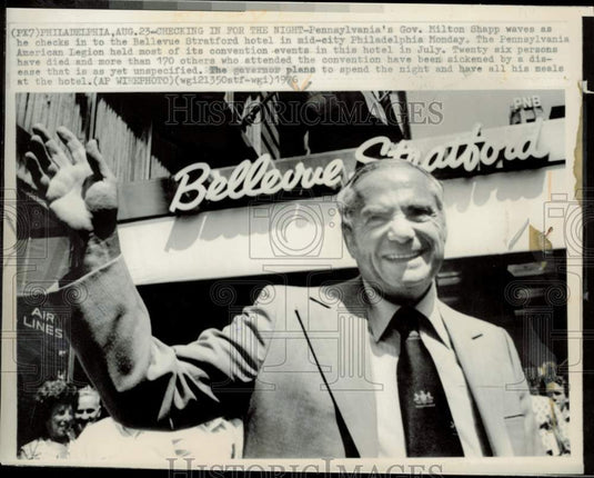 1976 Press Photo PA Governor Milton Shapp Checks into Bellevue Stratford Hotel- Historic Images