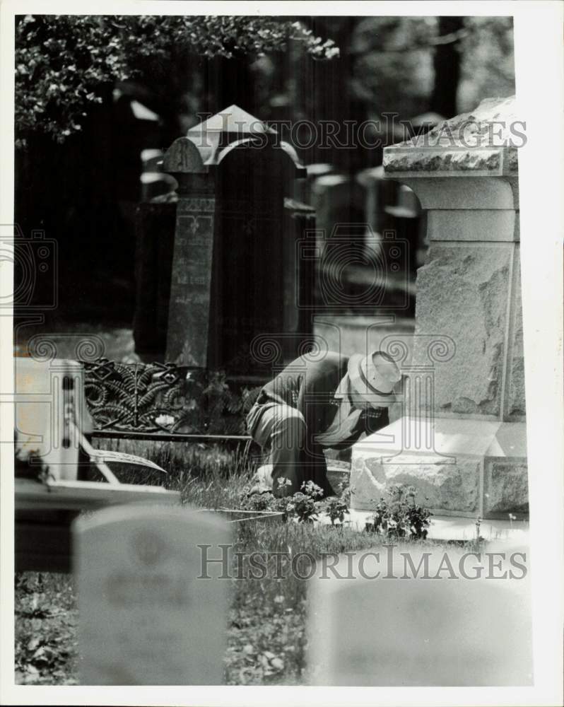 1982 Press Photo Employee plants geraniums at Hope Cemetery in Boston, MA- Historic Images