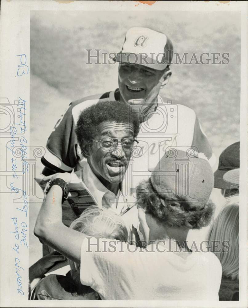 1974 Press Photo Sammy Davis Jr. talks with Atlanta Braves players at first game- Historic Images