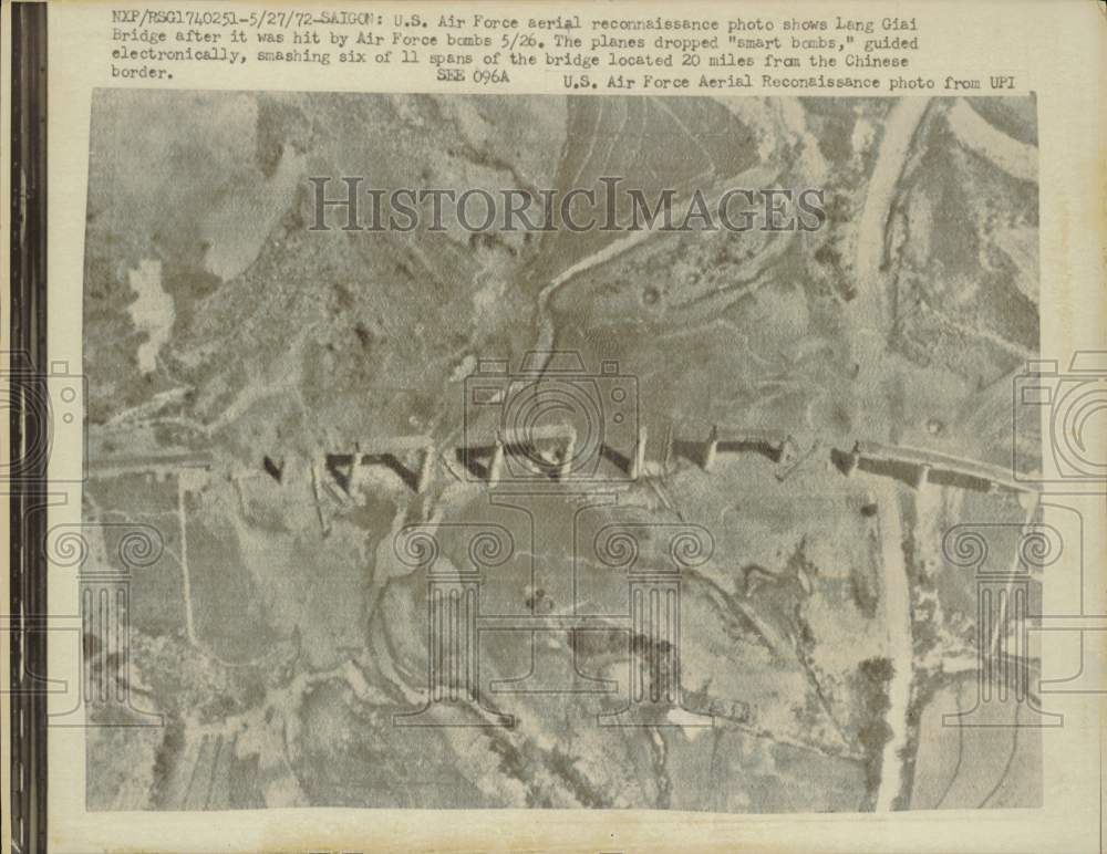 1972 Press Photo U.S. Air Force aerial view of Lang Giai Bridge after bombs hit- Historic Images