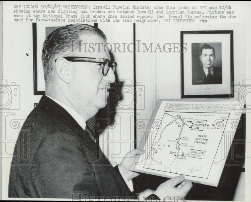 1967 Press Photo Israeli Foreign Minister Abba Eban looks at map of his country- Historic Images