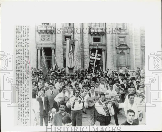 1965 Press Photo Roman Catholic gypsies at St. Peter's Basilica in Italy- Historic Images