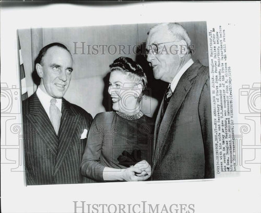 1956 Press Photo Mr. & Mrs. Douglas MacArthur II talk with John Foster Dulles- Historic Images