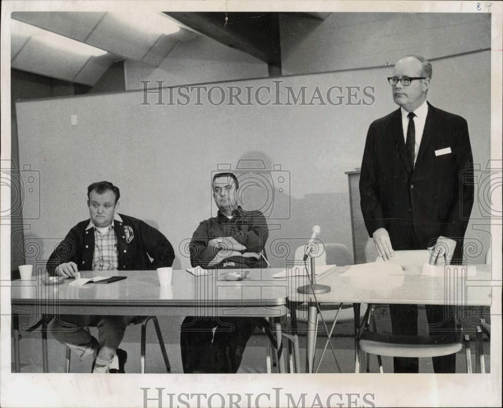 1969 Press Photo Assistant Fire Chief Mat Kramer answers questions - afa33469- Historic Images