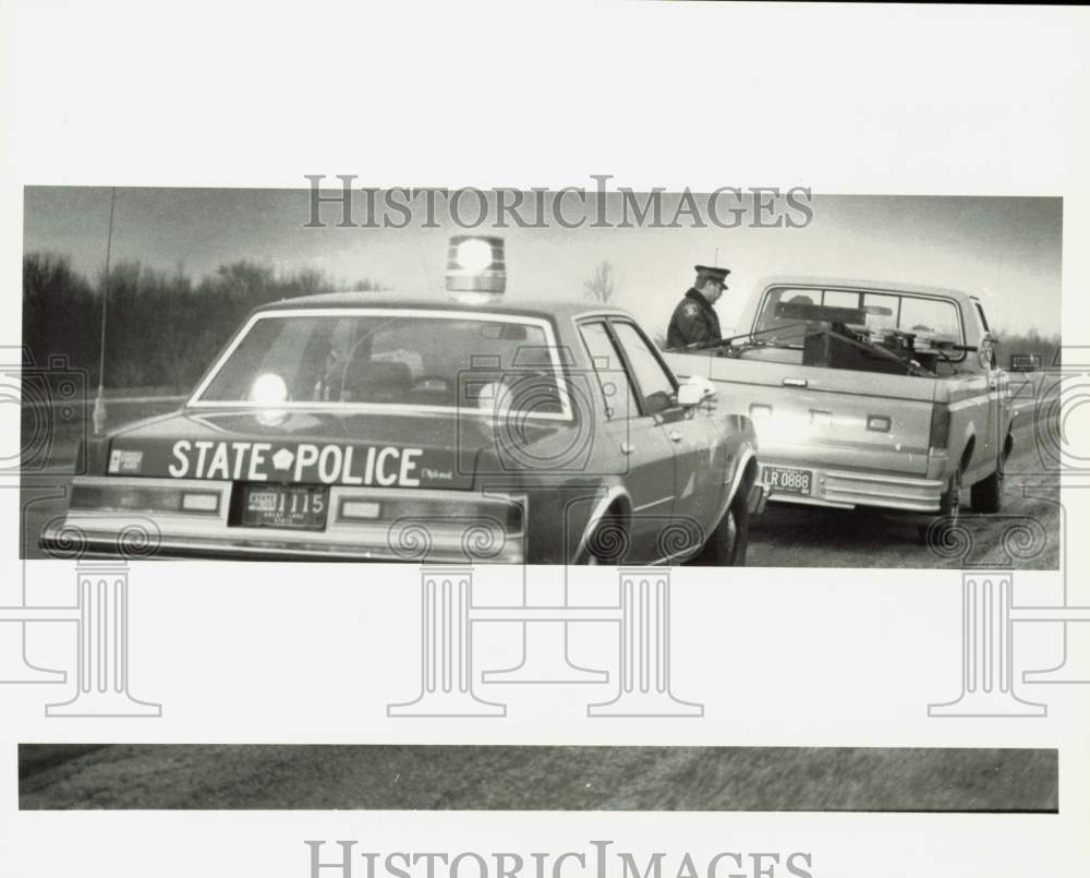 1987 Press Photo Michigan State Trooper Mack Struble Pulls Over Speeder on I-96- Historic Images