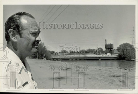 1984 Press Photo Denver Fire Chief Robert Holland looks over river. - afa41288- Historic Images