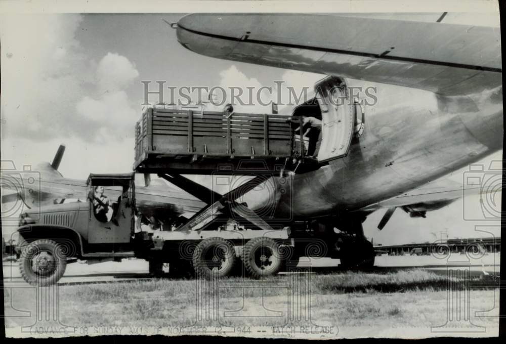 Press Photo Cargo Loaded Into C-54 Transport Plane in Miami - afa42129- Historic Images