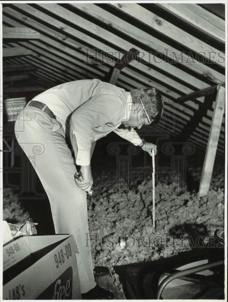 1981 Press Photo Duke Power Company engineer Bob Russell checks attic insulation- Historic Images