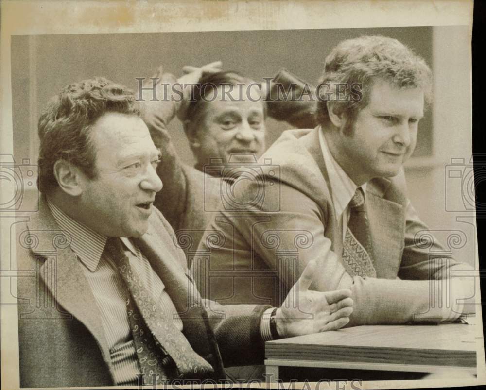 1977 Press Photo E.J. Kahn and Don Oliver speak at journalism conference- Historic Images