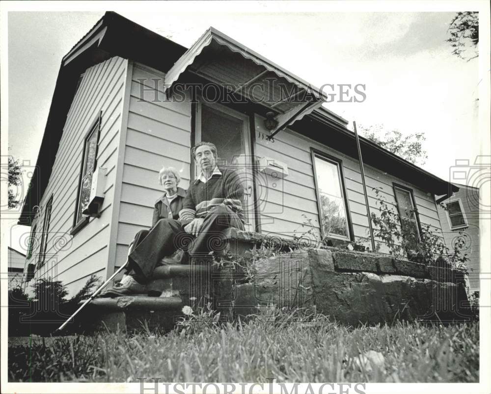 1981 Press Photo Couple Who Found Tombstone Under Home, Royal Oak, Michigan- Historic Images