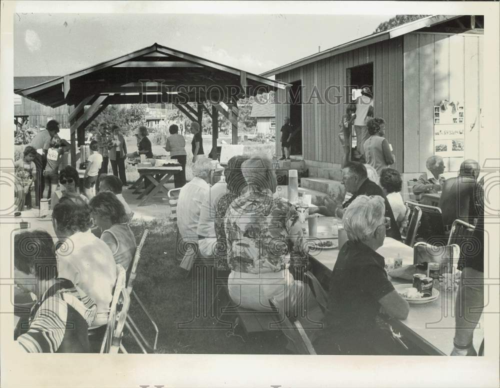 1977 Press Photo Fish Fry for Bailey&#39;s Bluff Civic Association Members- Historic Images