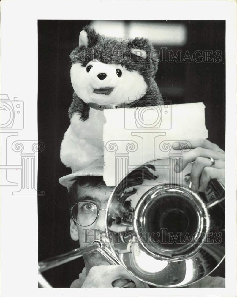 1993 Press Photo Trombonist Jeff Smith performs with toy husky at St. Paul rally- Historic Images