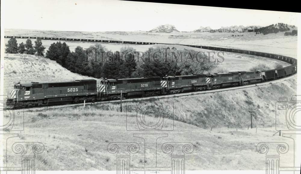 1976 Press Photo Burlington Northern railroad engines pull 100 cars in Nebraska- Historic Images