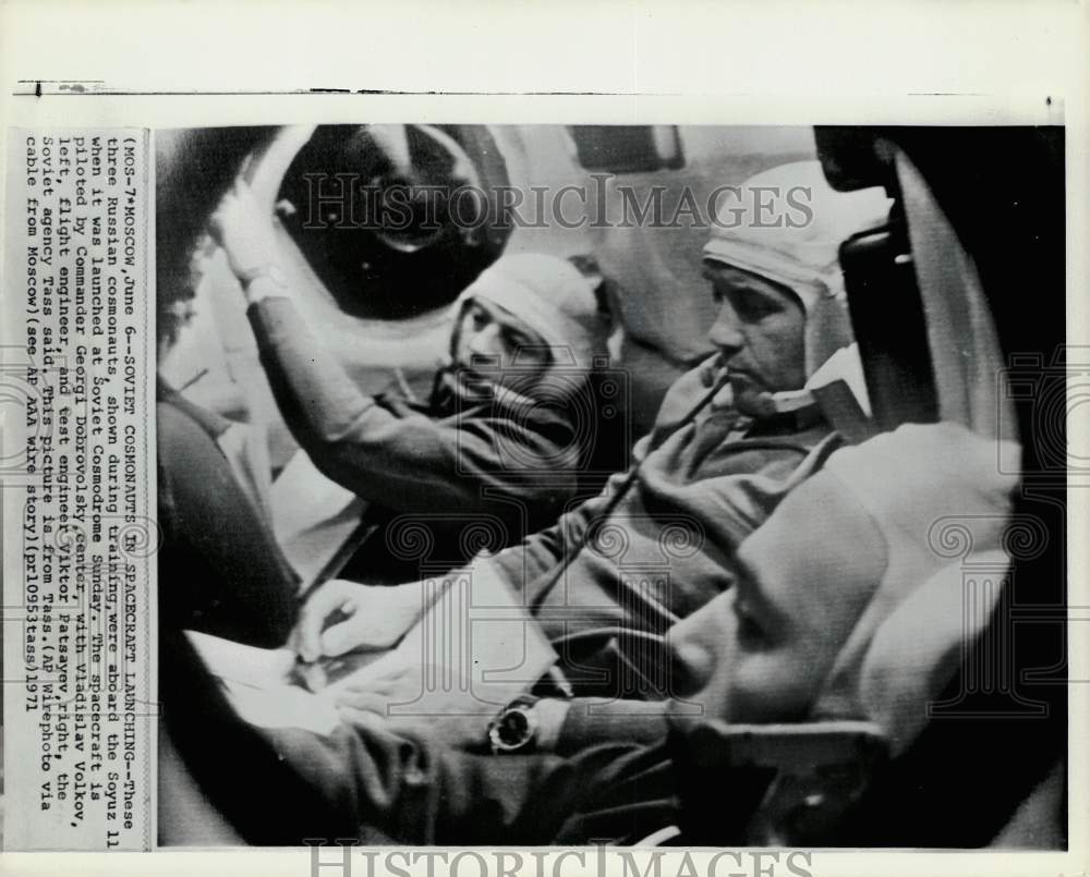 1971 Press Photo Three Russian cosmonauts during training aboard Soyuz 11- Historic Images