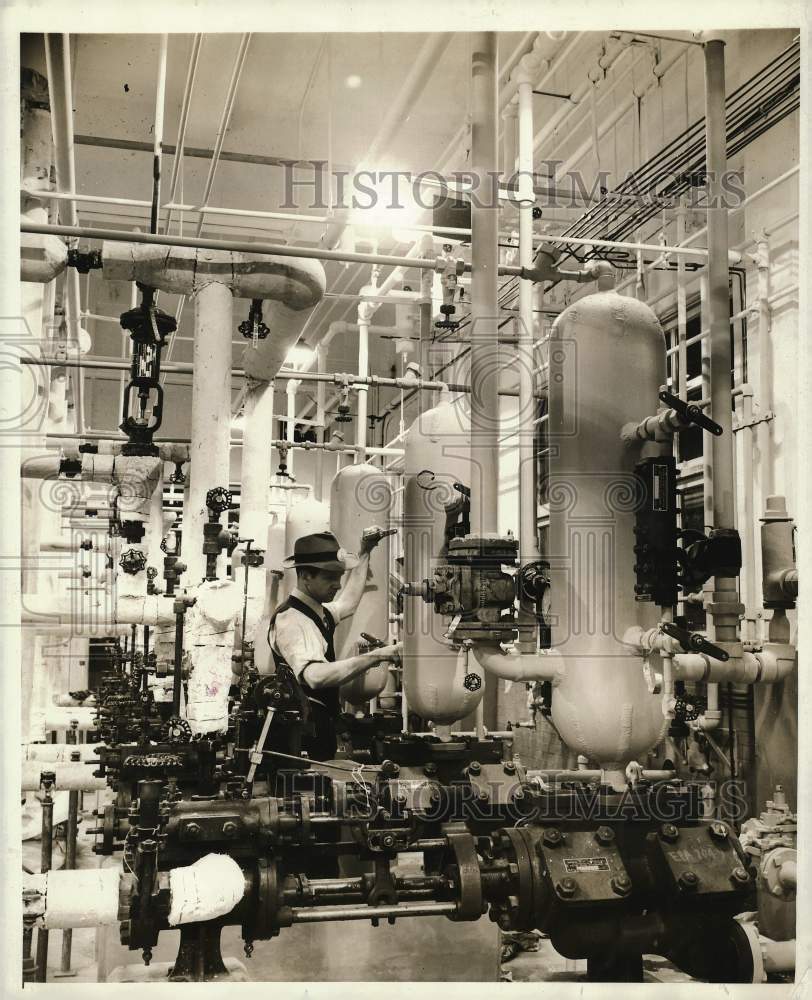 Press Photo A worker at U.S. Rubber Company&#39;s Institute Plant in West Virginia- Historic Images