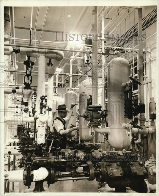 Press Photo A worker at U.S. Rubber Company's Institute Plant in West Virginia- Historic Images