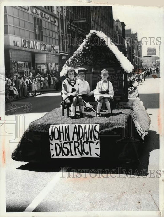 1957 Press Photo Float From John Adams District In Cleveland Playground Parade- Historic Images