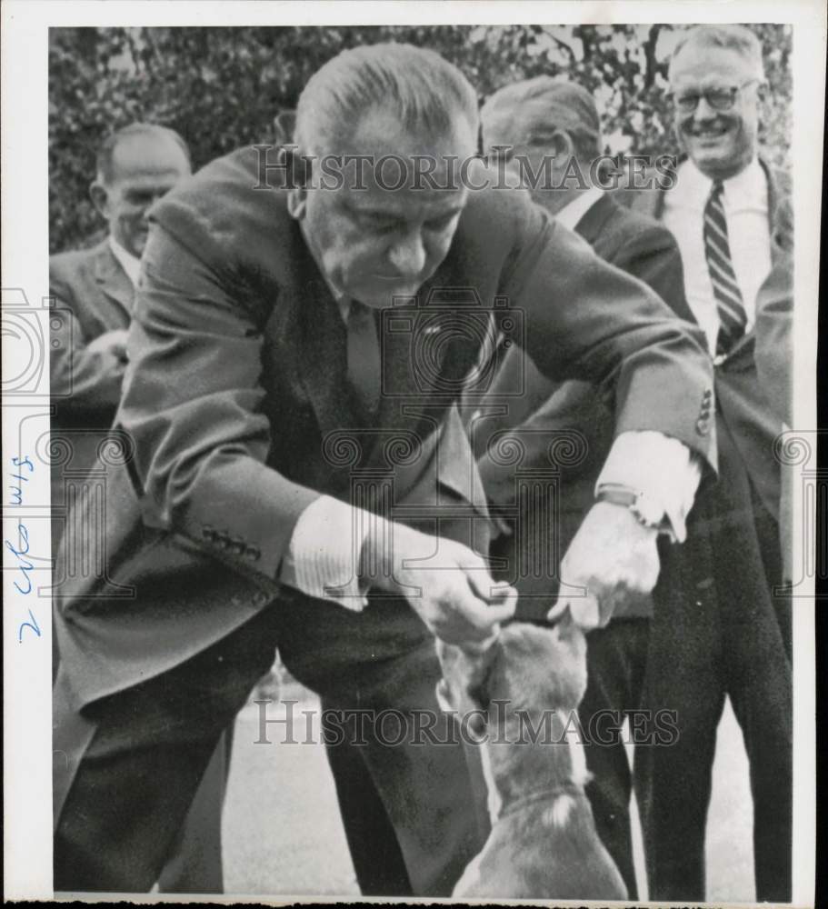 1964 Press Photo President Johnson picks up pet Beagle by the ears - afx03105- Historic Images