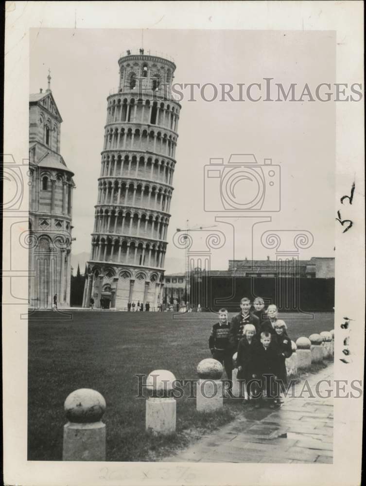 1961 Press Photo Children of Dr. &amp; Mrs. Berglund at the Leaning Tower of Pisa.- Historic Images