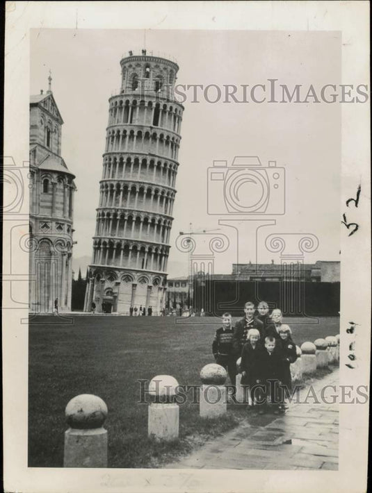 1961 Press Photo Children of Dr. & Mrs. Berglund at the Leaning Tower of Pisa.- Historic Images