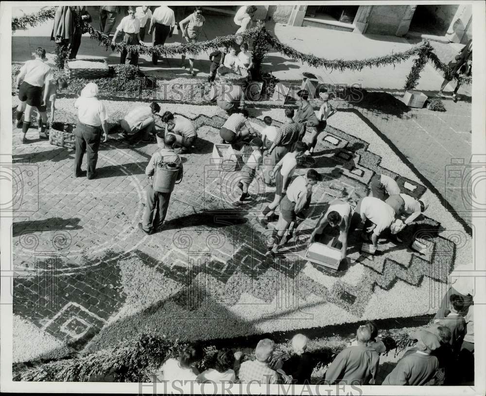 1957 Press Photo Youths spread petals over a chalked pattern at Italian festival- Historic Images