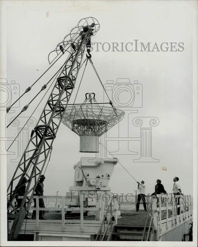 1964 Press Photo Dismantling of early radar device near Patrick Air Force Base- Historic Images