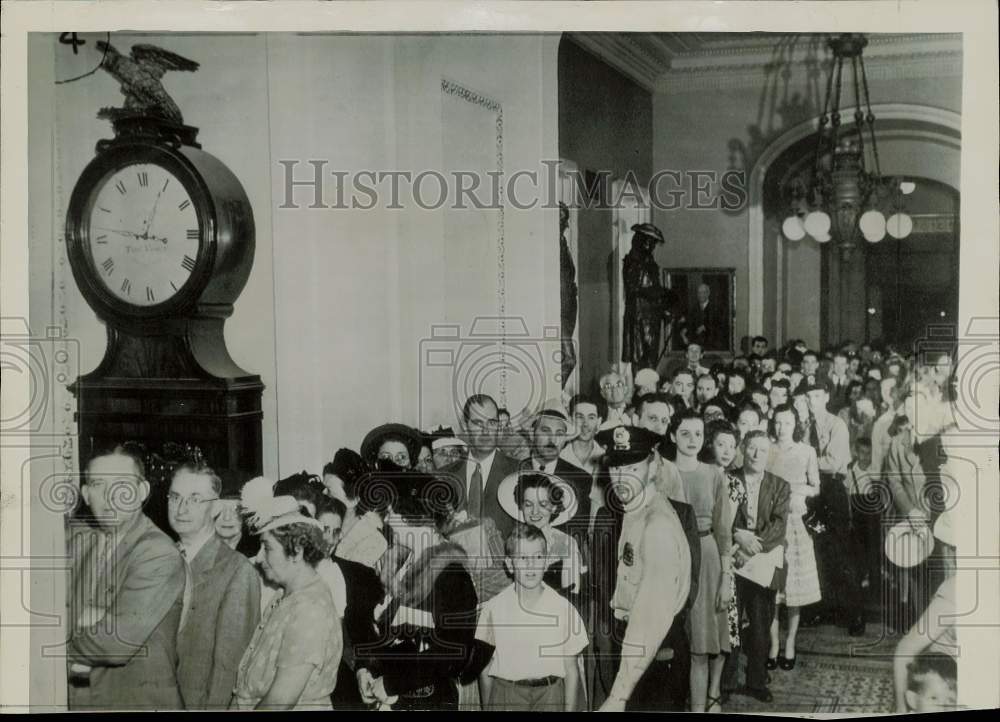 1947 Press Photo Crowds formed outside Senate gallery for Taft-Hartley bill vote- Historic Images