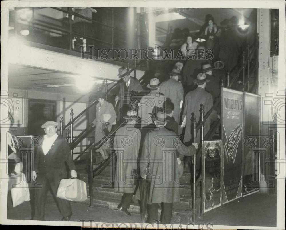 1930 Press Photo Subway Travelers at Grand Central Shuttle Platform, New York- Historic Images