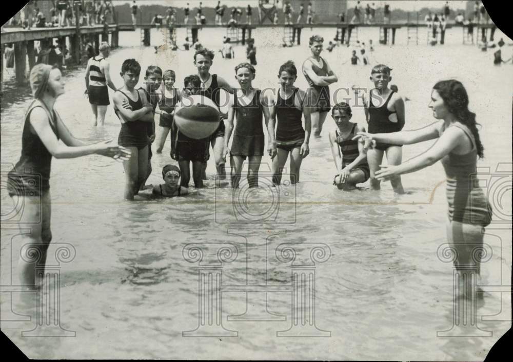 1931 Press Photo Children Watch Two Girls Toss Ball At Bathing Beach In Detroit- Historic Images