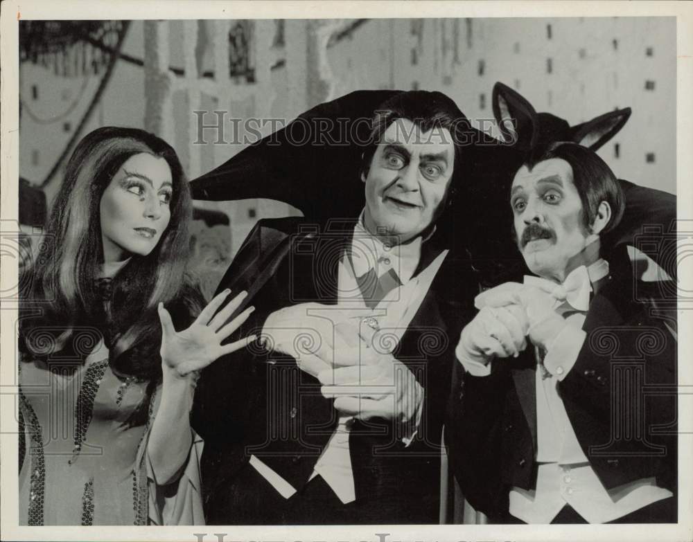 1976 Press Photo Entertainers Cher And Sonny Bono Flank Star Actor Raymond Burr- Historic Images