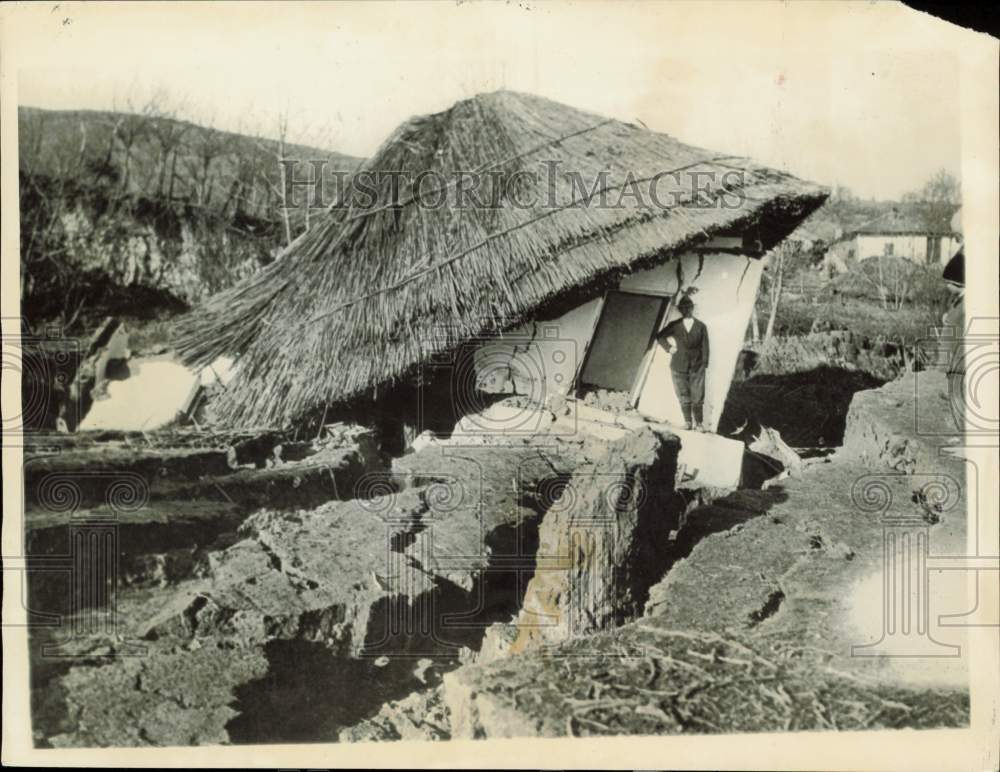 1934 Press Photo Villagers after a landslide in Oltenesti-Valachie, Romania- Historic Images