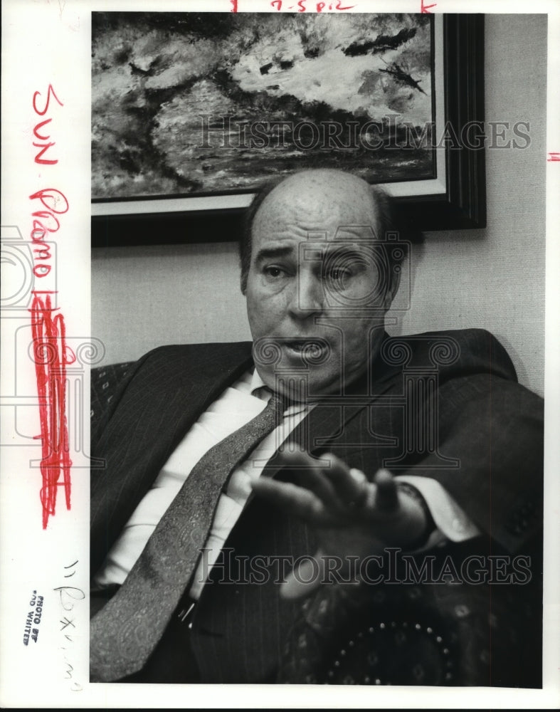 1987 Press Photo Aaron Jestice, Vice President of Rexham Aerospace gestures - Historic Images