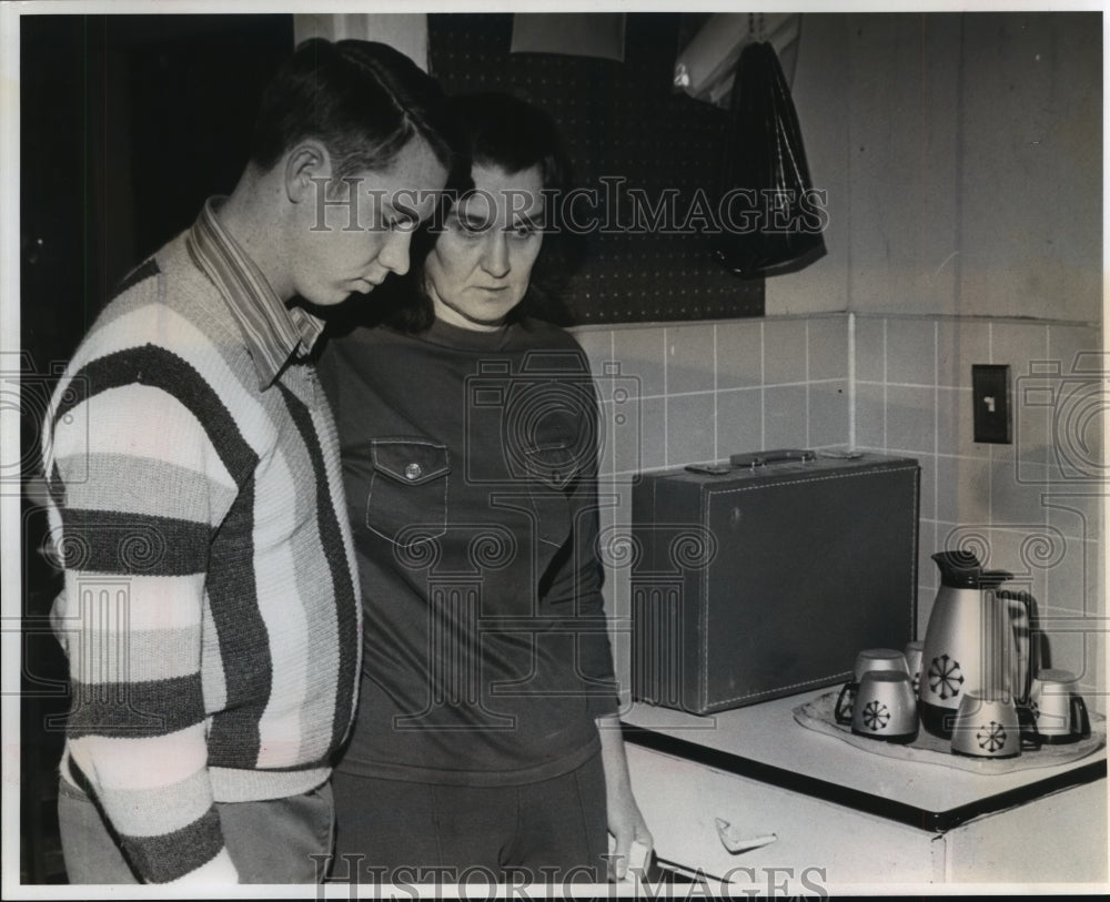 Jane And Jay Davis Discuss Indoors - Historic Images