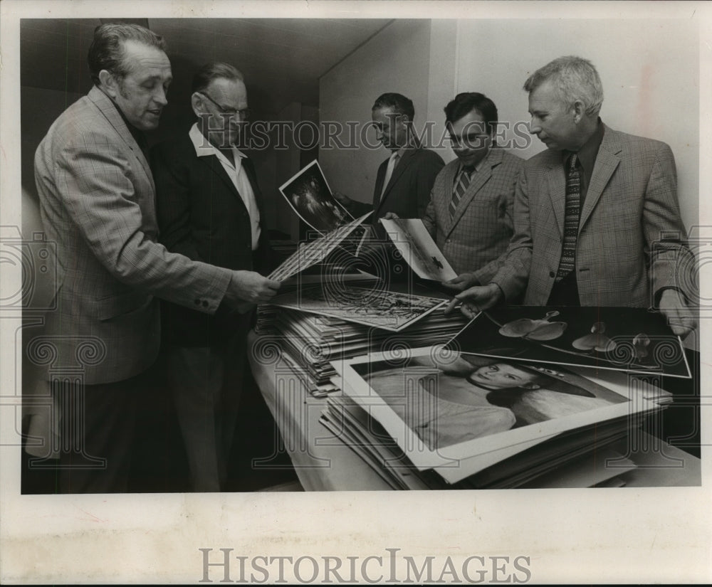 1970 Press Photo Jack Frost, Others, with Art, Alabama - Historic Images