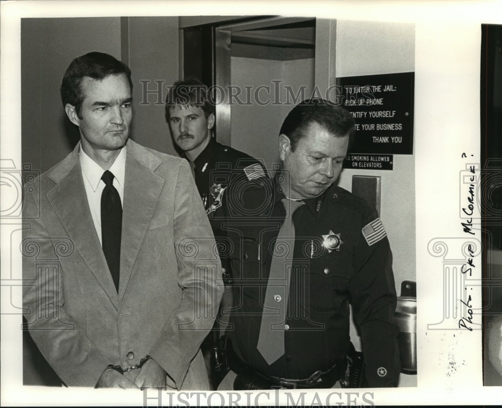 1989 Press Photo Phillip Musgrove, Convicted Murderer escorted by Police Officer - Historic Images